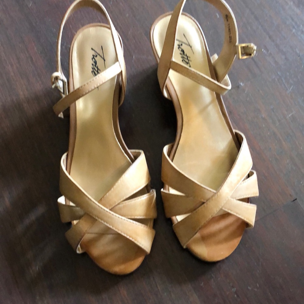 Trotter Beige Sandal 6.5 N